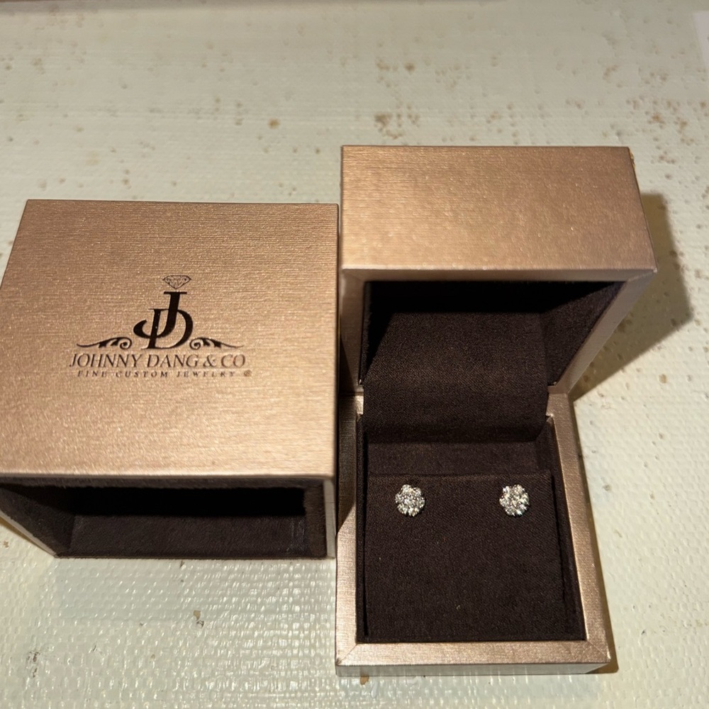 Johnny Dang & Co diamond earrings studs
